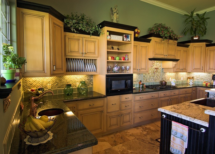 Traditional kitchen with stacked uppers